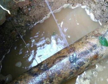 张掖市楼顶渗水维修公司分享下地暖漏水的原因及检测方法。